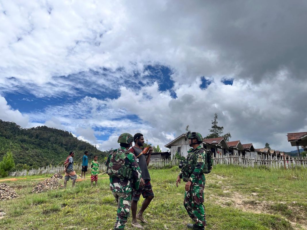 Pererat Silaturahmi dengan Warga Perbatasan, Ini yang Dilakukan Prajurit Pos Okpol Satgas Pamtas RI–PNG Yonif 751/VJS