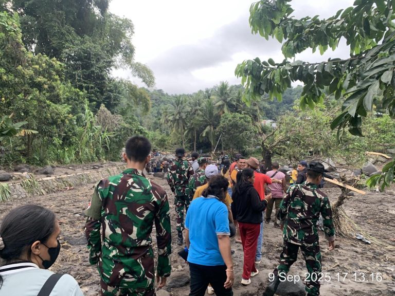 Berada di Tengah Masyarakat yang Mengalami Bencana Alam, Puluhan Personil dari Yonif TP 834 Wakanga Mere Turun ke Kecamatan Mauponggo
