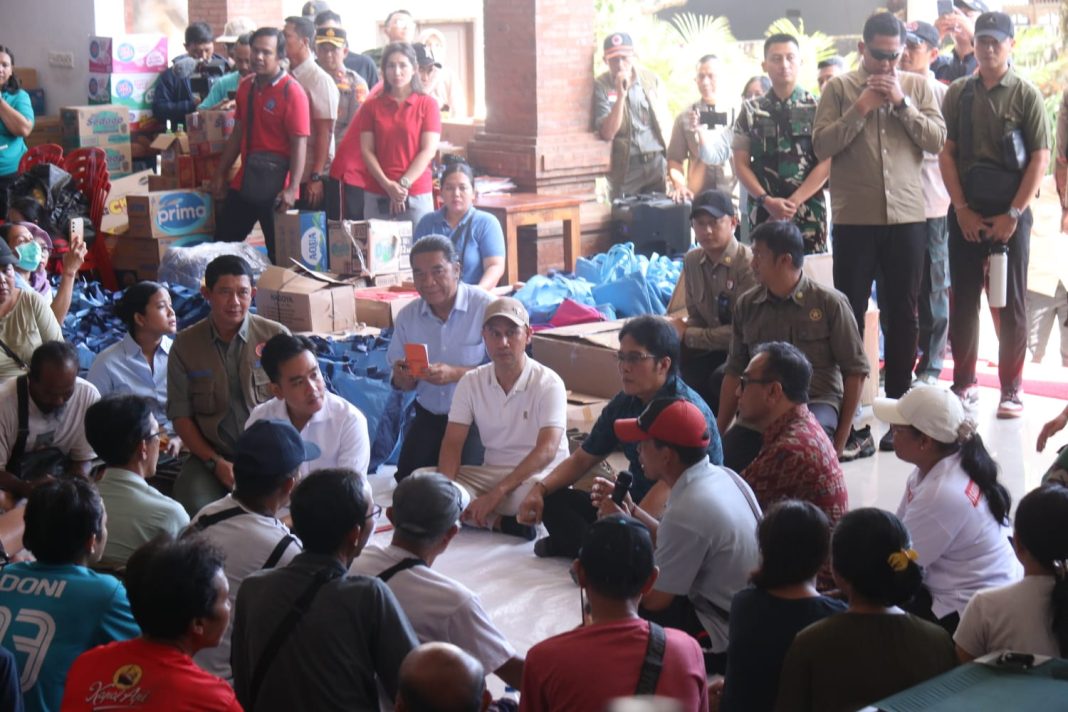 Wagub Giri Prasta Dampingi Wapres Gibran Tinjau Lokasi Pengungsi dan Pasar Terdampak Banjir di Denpasar