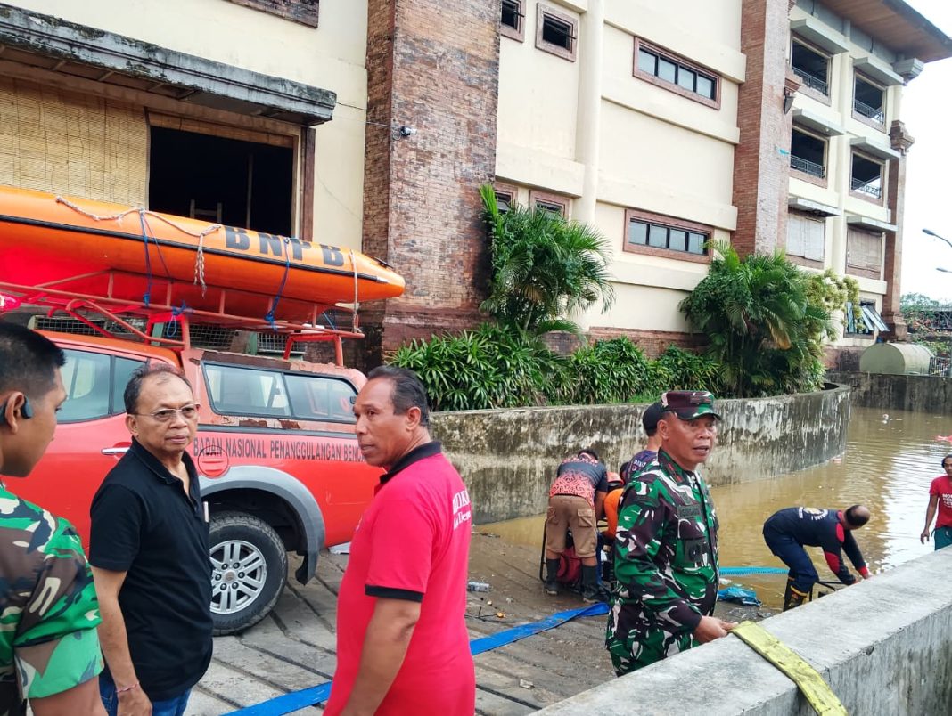 Gubernur Koster Pimpin Langsung Proses Penyedotan Air di Basement Pasar Badung, Pastikan Keselamatan Warga