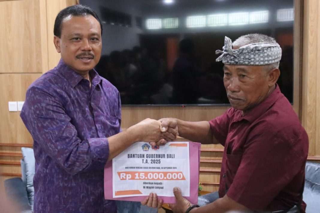 Gubernur Bali Wayan Koster Serahkan Santunan untuk Keluarga Korban Banjir