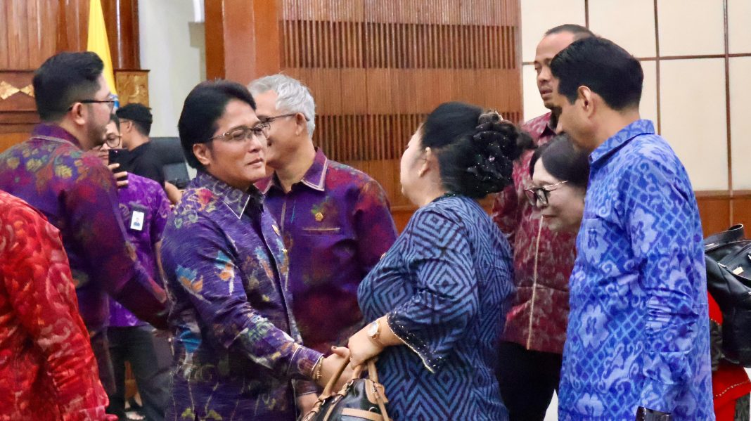 Wagub Bali Hadiri Penyampaian Pandangan DPRD Bali atas Dua Raperda Strategis KIP dan ASKP
