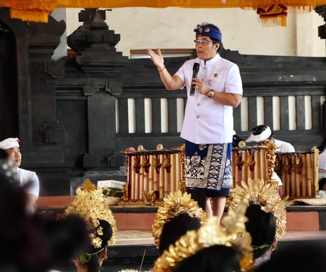 Wagub Giri Prasta Apresiasi Solidaritas Karya Manusa Yadnya, Pitra Yadnya, lan Atma Wedana di Desa Adat Kapal-Mengwi