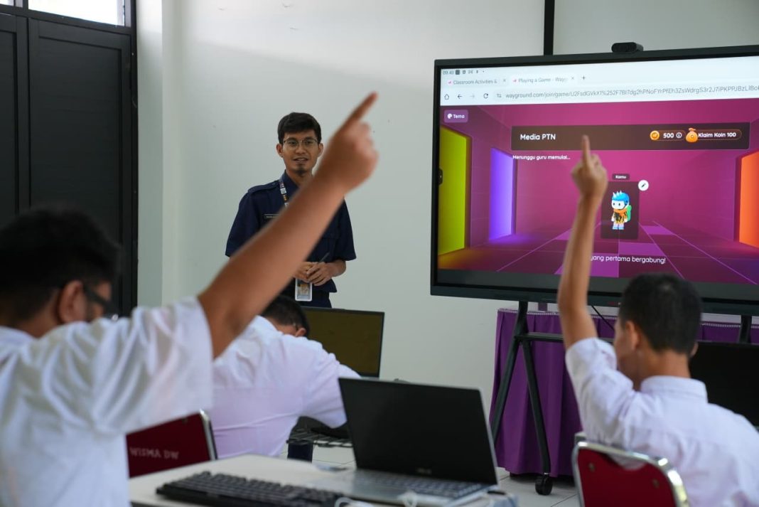 Fitur Ramah Disabilitas Papan Interaktif Digital Mudahkan Belajar Murid Tunanetra