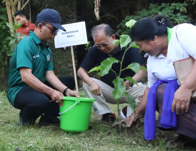 Menteri LH dan Gubernur Bali Wayan Koster Tanam Pohon di Taman Kehati Kesiman: Momentum Perbaikan Ketahanan Lingkungan