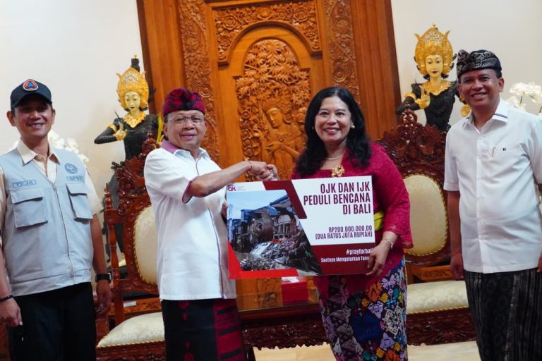 Bantuan Inisiatif Pegawai OJK, BPD Bali, dan FKLJK Senilai Rp 700 juta Disalurkan, Gubernur Koster: Terima Kasih, Bisa Ringankan Beban Korban