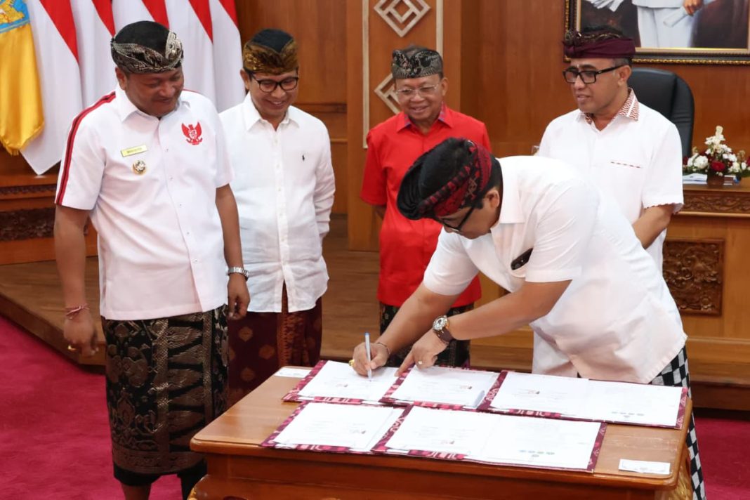 Bupati Sanjaya Bersama Gubernur Bali Teken Kerjasama Trans Metro Dewata Tahun 2026