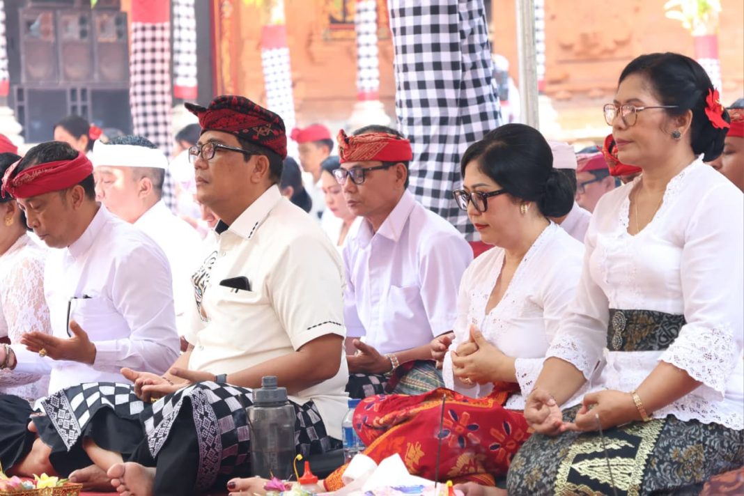 Bupati Sanjaya Bersama Ny. Rai Wahyuni Sanjaya Pimpin Bhakti Penganyar Jajaran Pemkab Tabanan di Pura Giri Salaka Alas Purwo