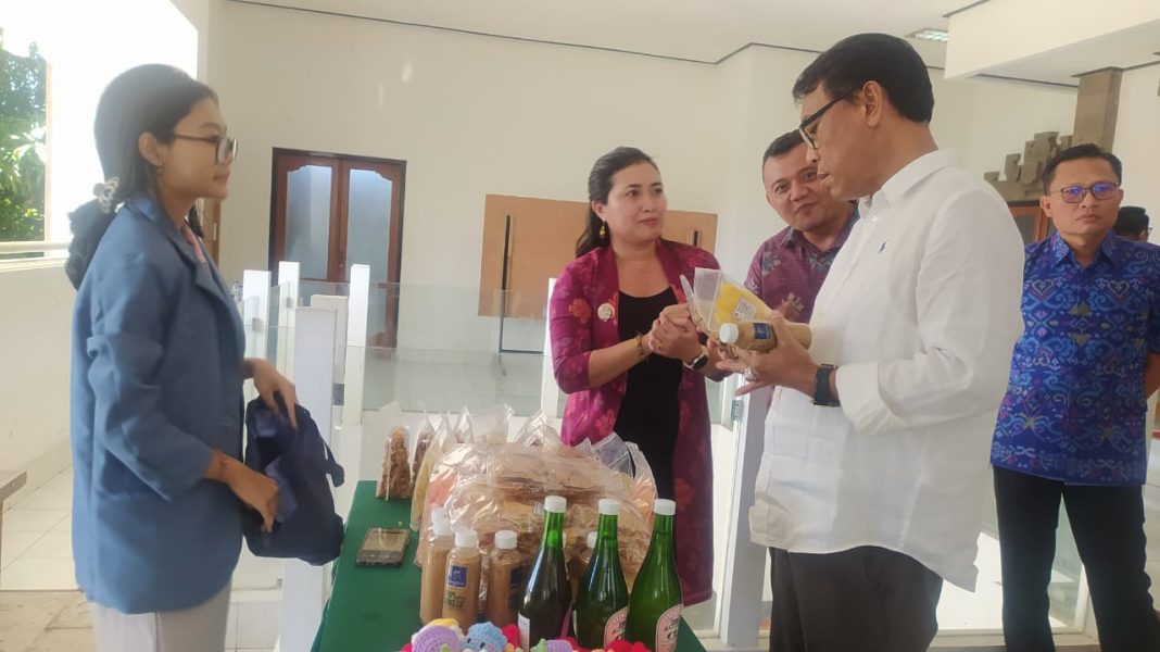 Kariyasa Adnyana Mendorong Pemkab Berikan Pendanaan UMKM Lewat Kredit di Bank Daerah