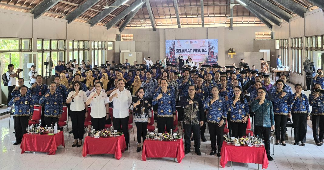 Lansia Berdaya, 64 Siswa Sekolah Lansia di Buleleng Diwisuda