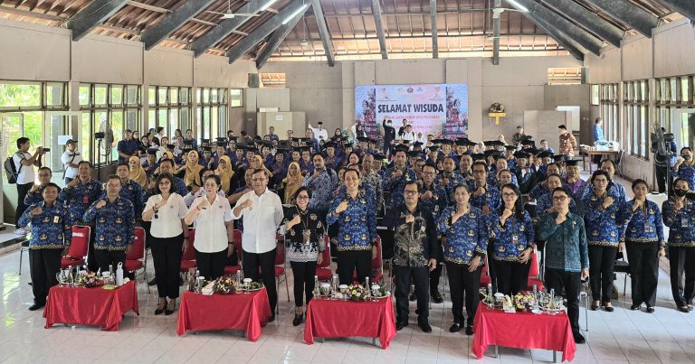 Lansia Berdaya, 64 Siswa Sekolah Lansia di Buleleng Diwisuda