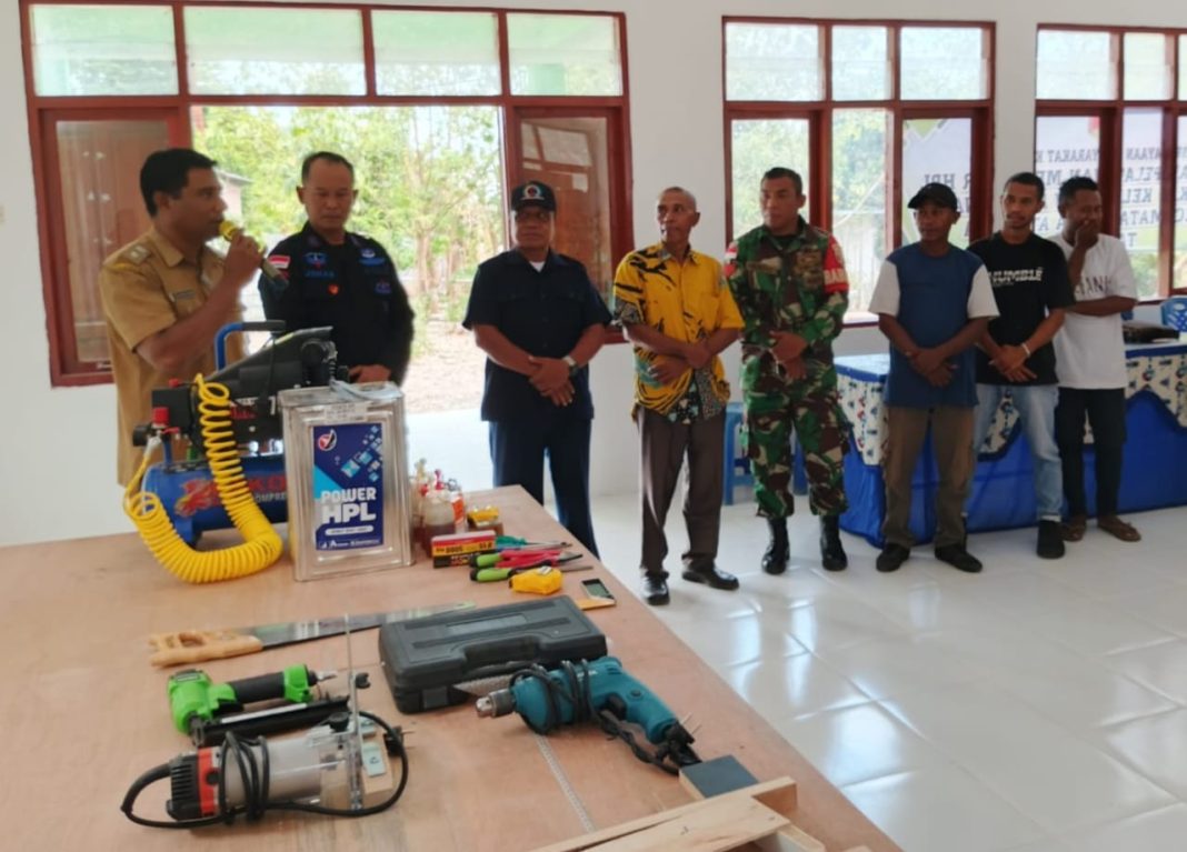 Beri Pelatihan, Brimob Atambua Cetak Wirausaha Muda Mahir Meubel HPL di Fatubenao