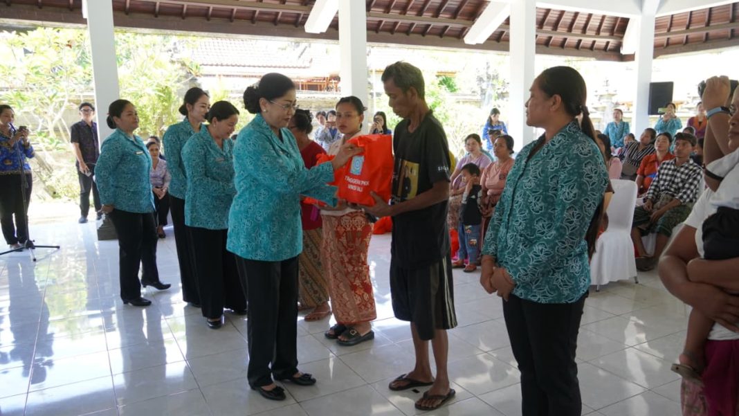 Sentuh Warga Perancak, PKK Bali Hadirkan Bantuan dan Edukasi Kesehatan
