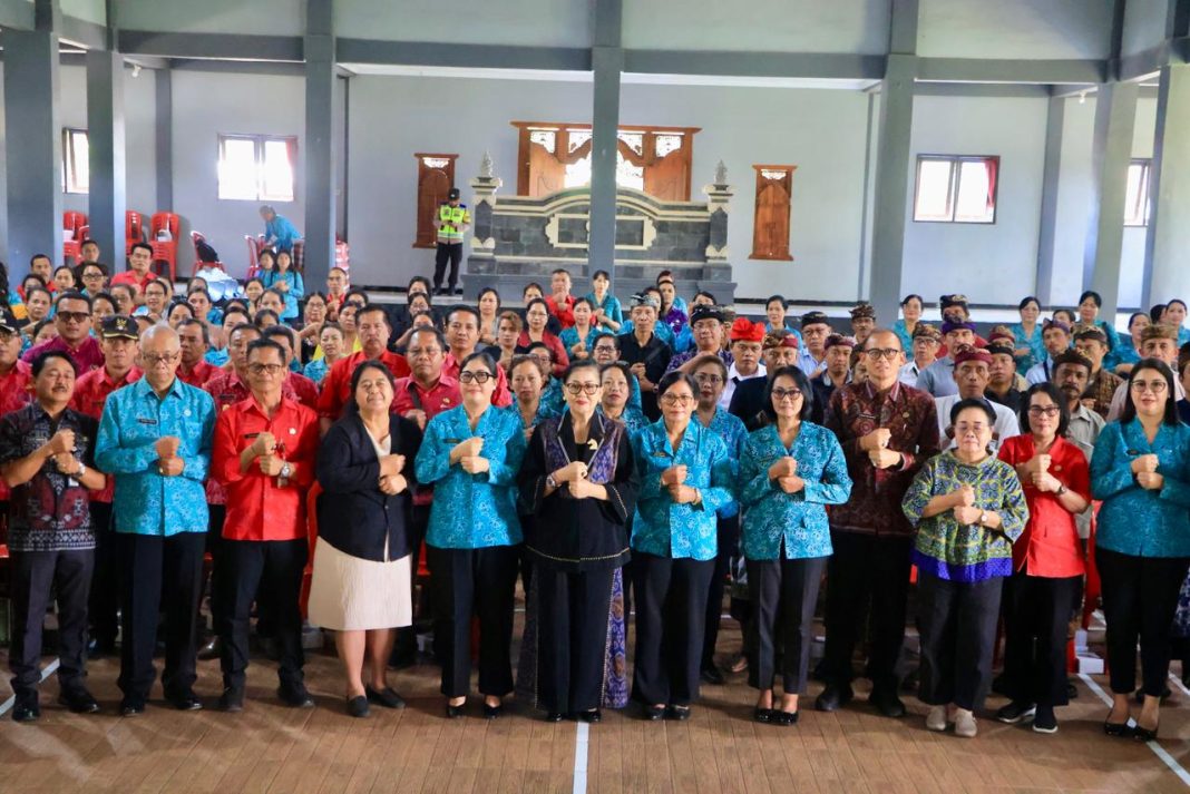 Ibu Putri Koster “Nyobiahang” Program PSBS PADAS kepada TP PKK dan PAKIS di Tabanan
