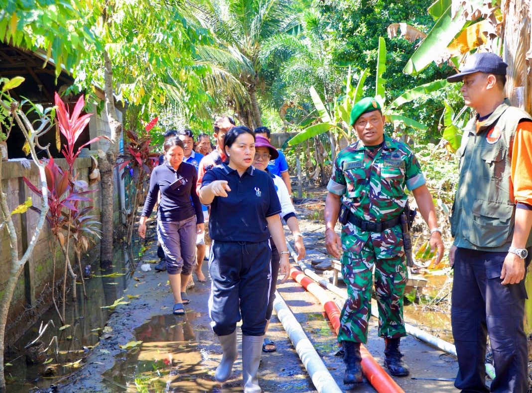 BKOW Bali Salurkan Bantuan Sembako bagi Warga Korban Banjir di Karangasem