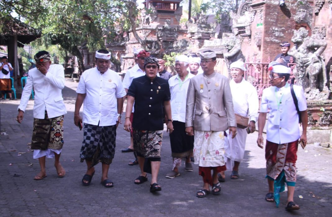 Hadiri Mahasabha Bendesa Manik Mas, Wagub Giri Prasta Harap Lahir Program yang Bermanfaat dan Terpilih Pengurus yang Amanah