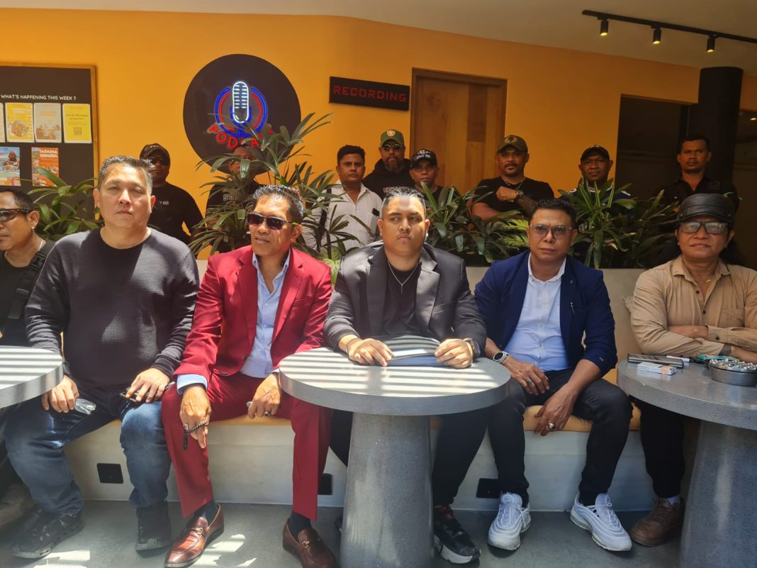 John Alex Rambo Pimpin Ratusan Orang Rebut Kembali Tanah Milik Erkin Inggriani Cs