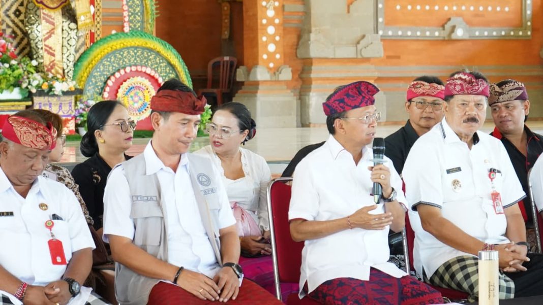 Gubernur Wayan Koster Salurkan Bantuan bagi Korban Bencana Banjir di Tabanan dan Jembrana