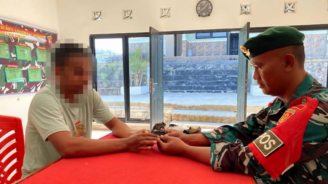 Warga Asulait Serahkan 1 Granat Untuk Satgas Pamtas Yonarmed 12 Kostrad