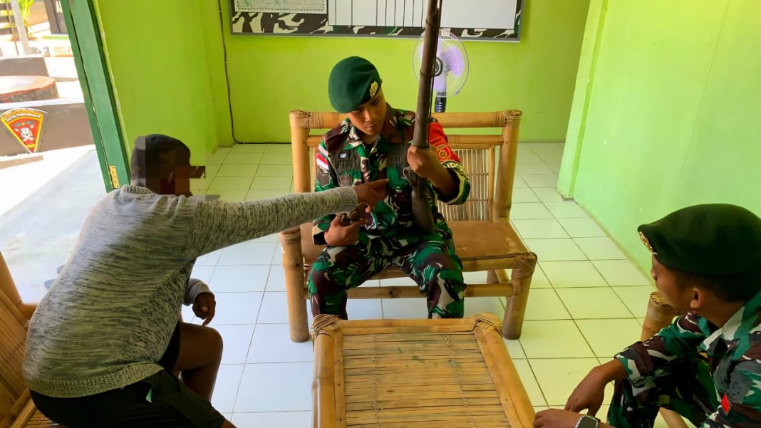 Dua Pucuk Senjata Rakitan Diserahkan Warga kepada Satgas Yonarmed 12 Kostrad Pos Motaain