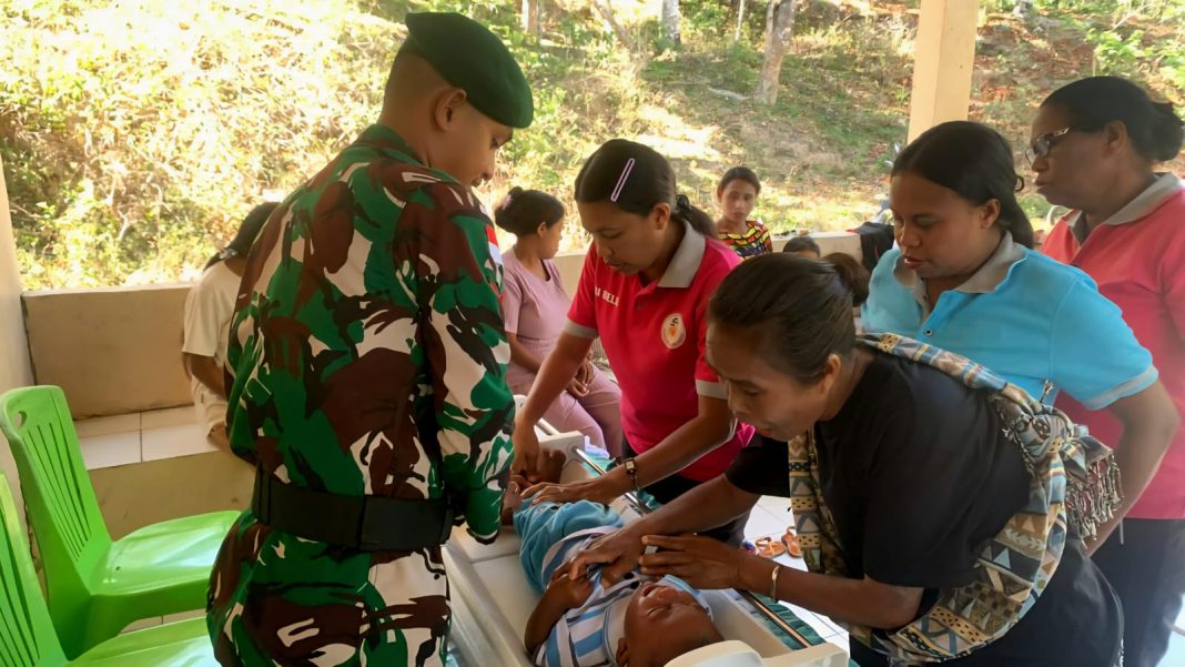 Bakti TNI untuk Rakyat, Satgas Yonarmed 12 Kostrad Pos Lakmaras Gelar Kegiatan Posyandu