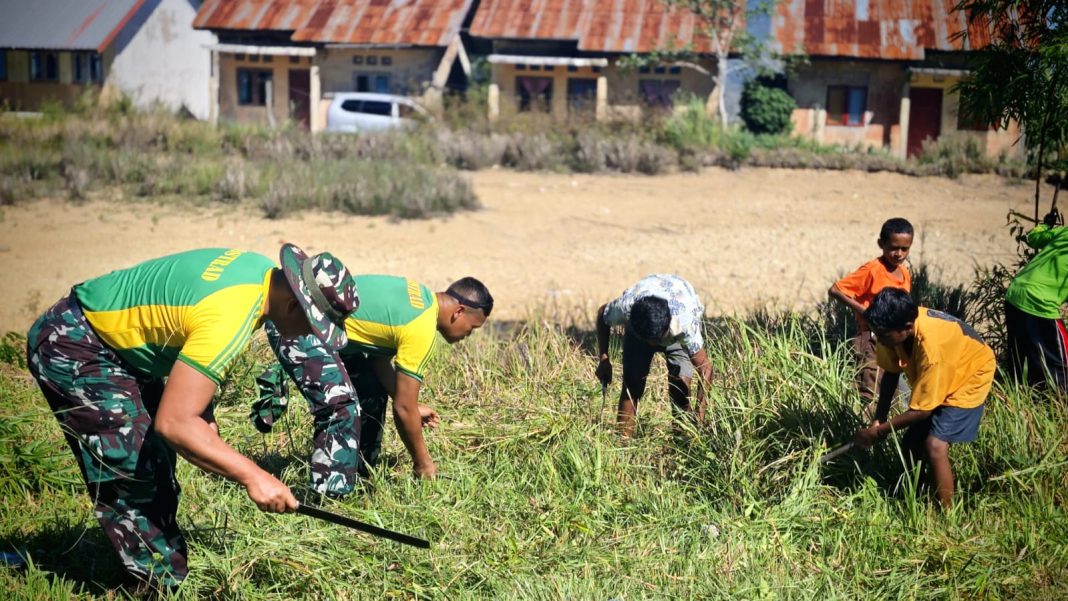 Bangun Karakter Peduli Lingkungan, Satgas Yonarmed 12 Ajak Pelajar SMP Piebulak Bersih-bersih Sekolah