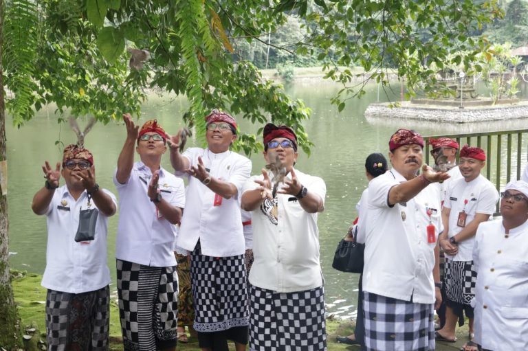 Jajaran Pemkab Tabanan Melaksanakan Persembahyangan Purnama Sasih Kapat
