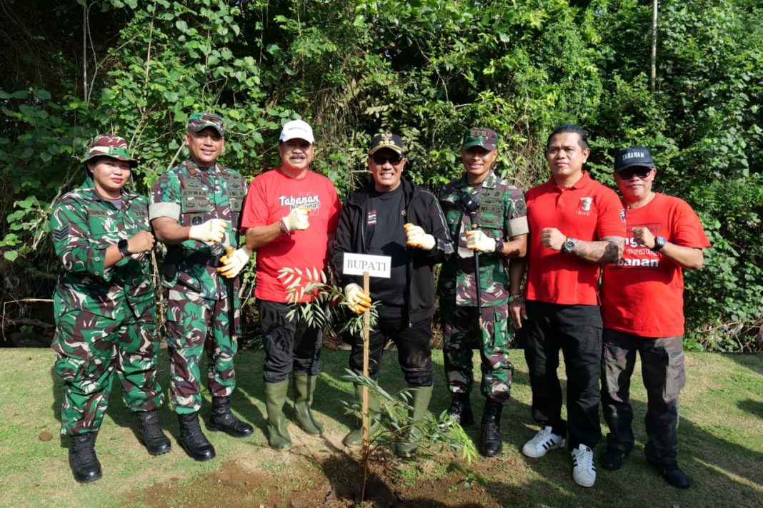 Kolaborasi Semesta Berencana, Bupati Sanjaya Pimpin Penanaman Pohon dan Bersih-Bersih Sungai di Tabanan