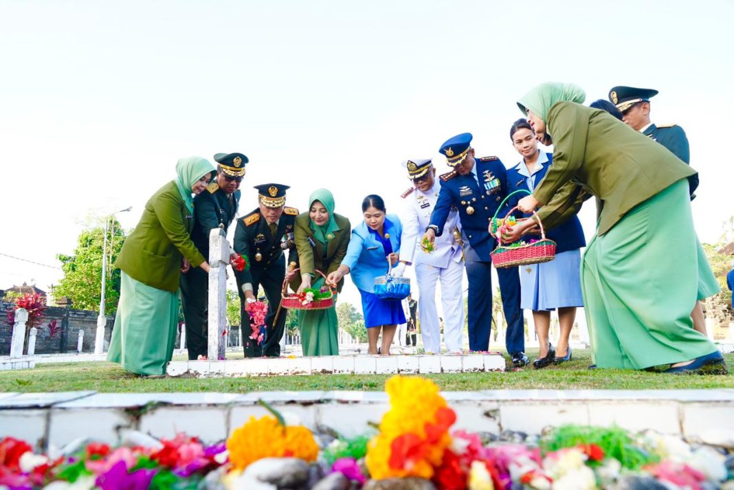 Ziarah Nasional HUT ke-80 TNI, Pangdam IX/Udayana Pimpin Tabur Bunga di TMP Pancaka Tirta