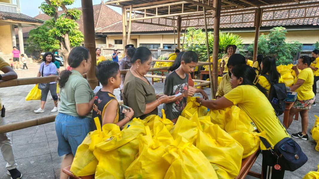 Peringati HUT Ke-61, Golkar Buleleng Gelar Pasar Murah dan Donor Darah