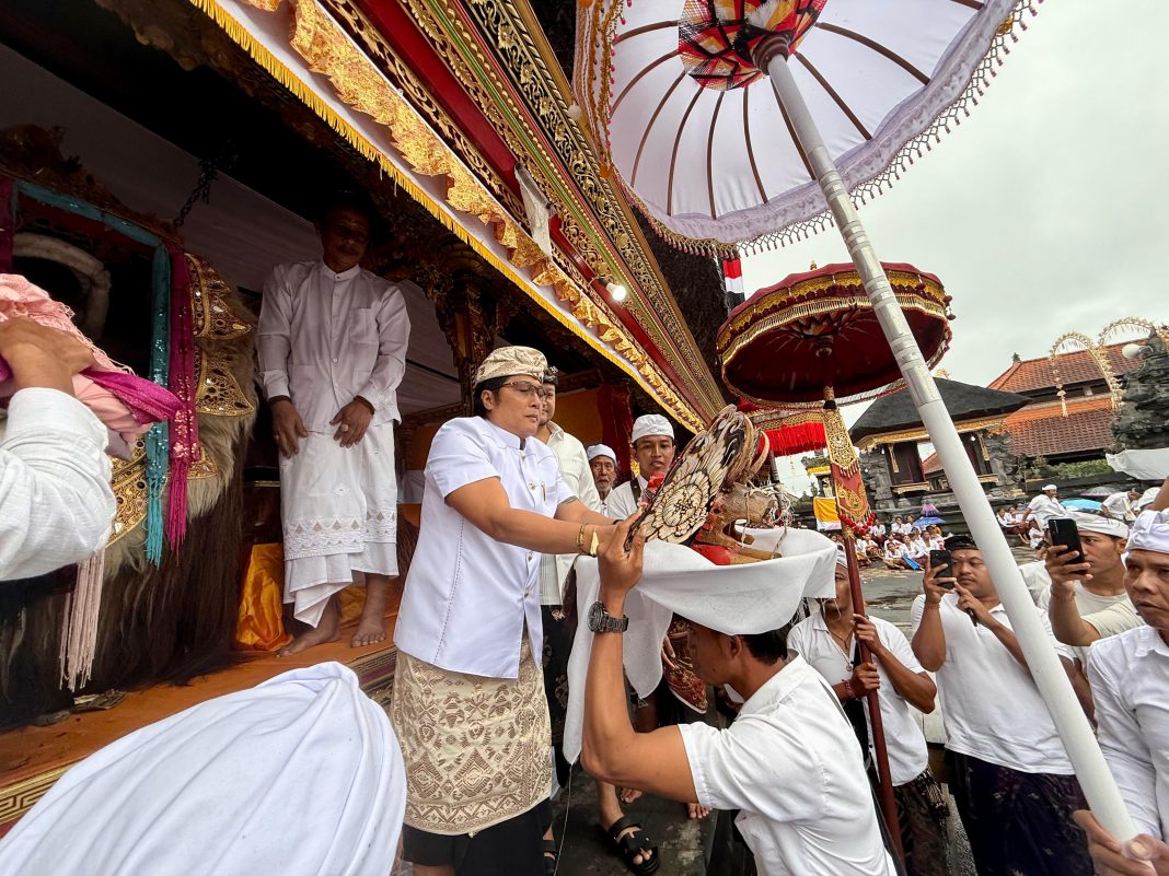 Ngamongan Nebes Ratu Tapakan Desa Adat Sidan, Wagub Giri Prasta Pesankan Warga Tetap Saguyub Salunglung Sabayantaka