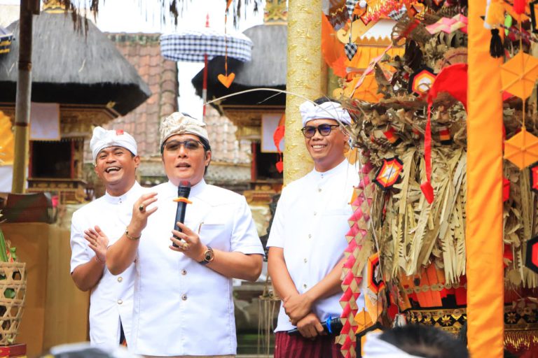 Apresiasi Semangat Warga, Wagub Giri Prasta Hadiri Karya Agung di Pura Desa Lan Puseh Desa Adat Keliki