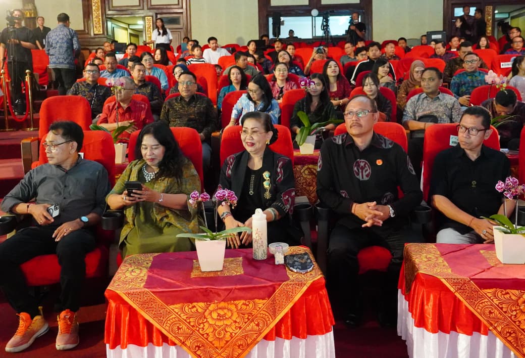 Lembaga Keuangan di Bali Tampilkan Busana Kerja Berbasis Wastra di Dekranasda Bali Fashion Week Day 2