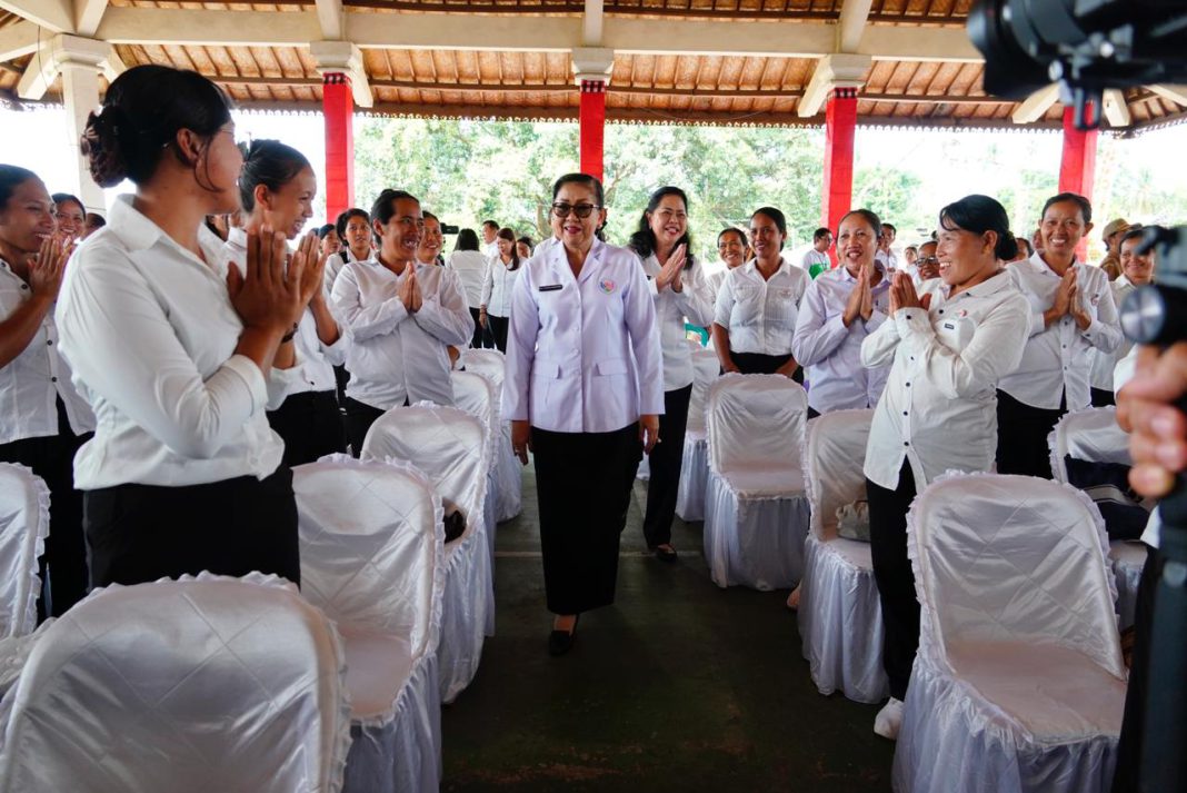 Gelar Aksi Sosial TP Posyandu Provinsi Bali di Desa Sembiran, Ibu Putri Koster: Kader Posyandu Harus Bekerja dengan Baik