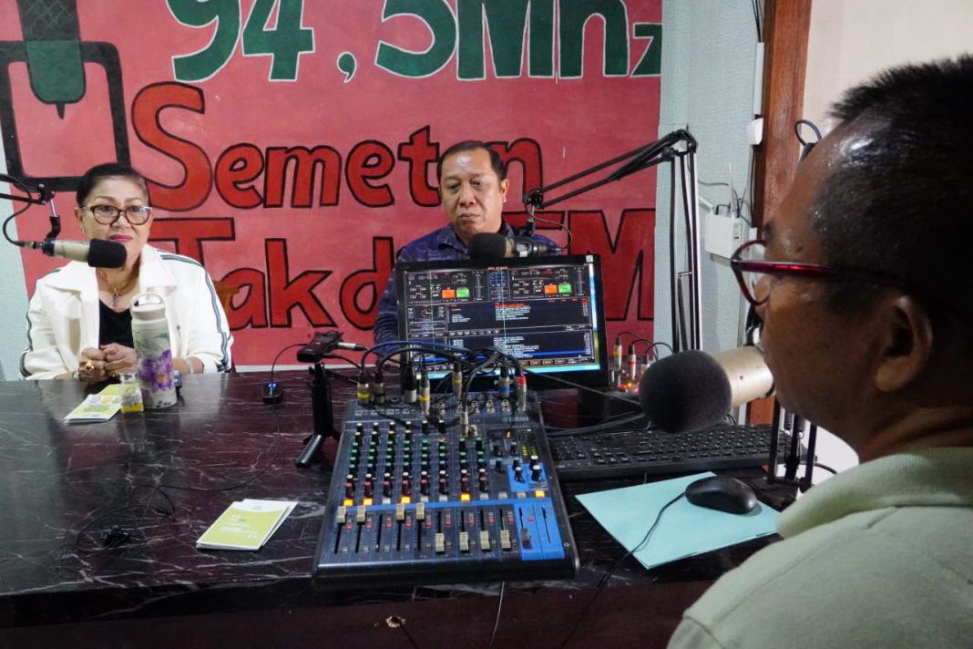 Sosialisasi di Radio Semeton Takdir, Ny. Putri Koster Tekankan Kesadaran Kolektif Kembalikan Alam Bali yang Bersih