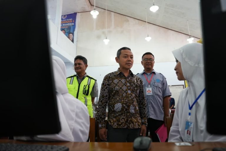 Wamendikdasmen Pantau TKA di SMKN 2 Makassar, Koordinasi Antarsekolah Berjalan Lancar