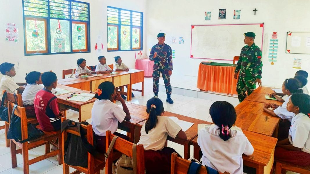 Bantu Cerdaskan Anak Bangsa di Perbatasan RI-RDTL, Prajurit Satgas Yonarmed 12 Kostrad Berikan Materi Wawasan Kebangsaan di SDI Kewar