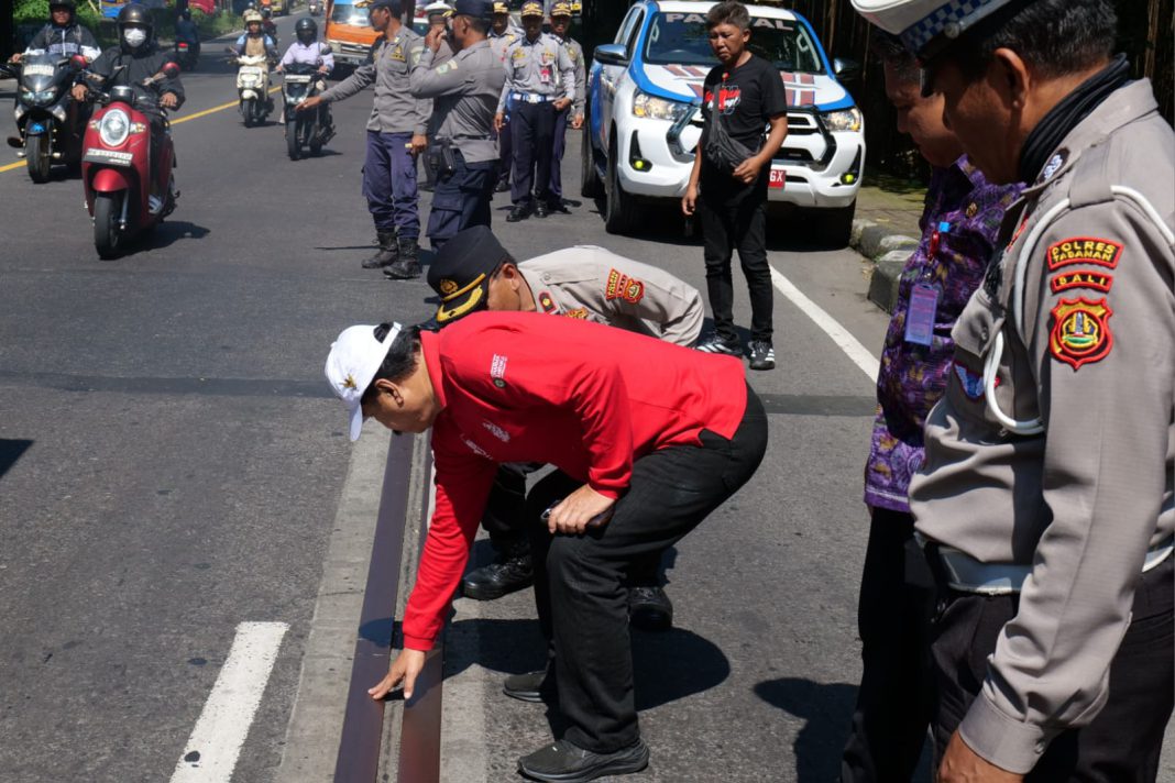Reaksi Cepat Tangani Aduan Warga, Pemkab Tabanan Tinjau Kondisi Jalan Abiantuwung