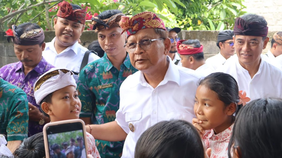 Bupati dan Wakil Bupati Buleleng Lanjutkan Kunker ke Wilayah Barat Buleleng, Serap Aspirasi dan Serahkan Ratusan Bantuan