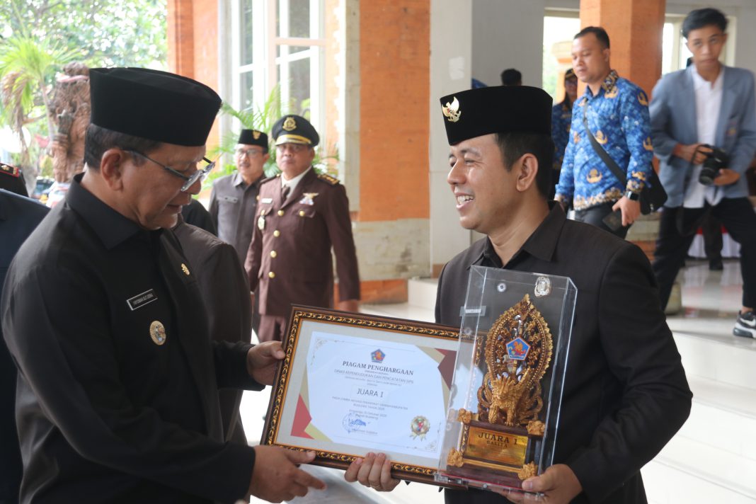 3 OPD Kabupaten Buleleng Terima Penghargaan Inovasi Terbaik Perangkat Daerah 2025