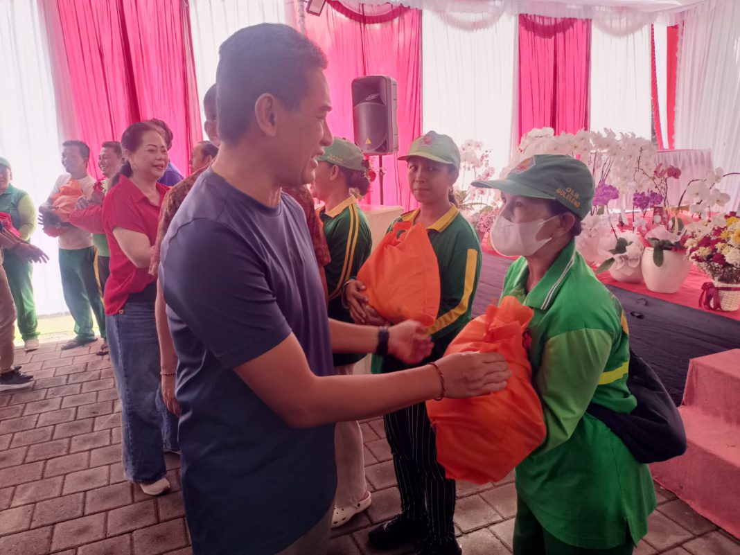 Pemkab Buleleng Serahkan 640 Paket Sembako untuk Petugas Kebersihan Jelang Galungan dan Kuningan