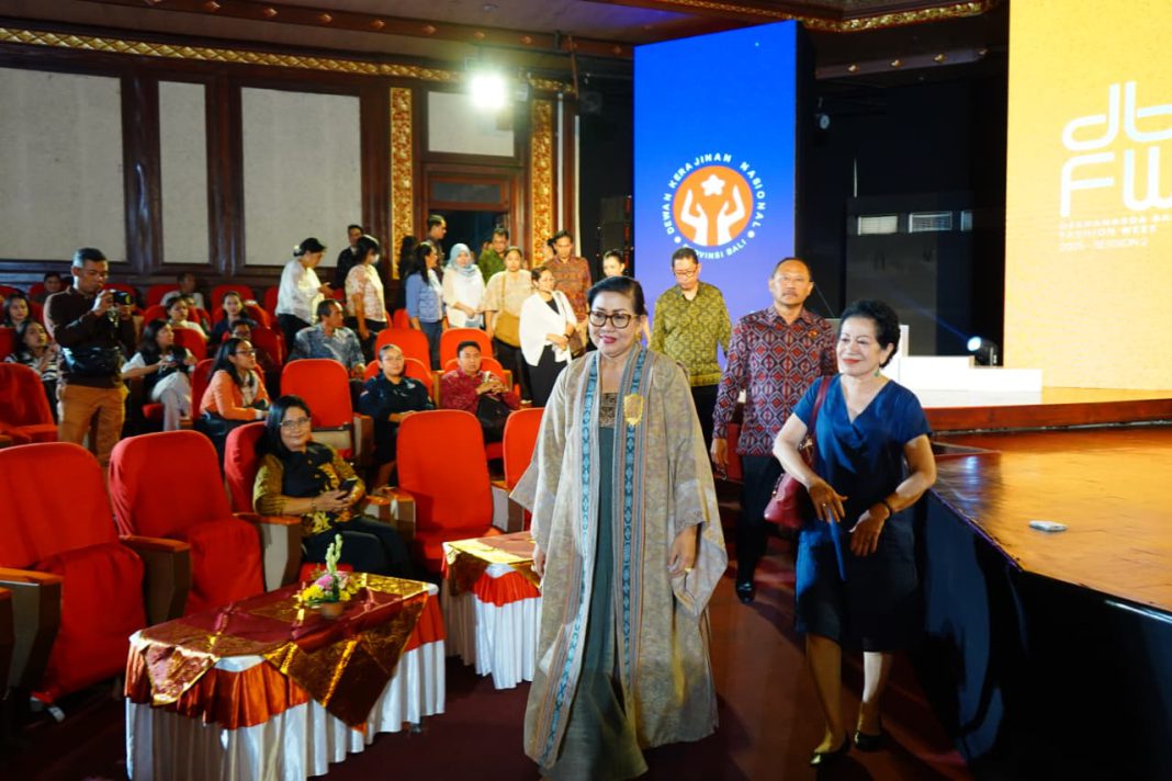 Ibu Putri Koster Apresiasi 121 Karya Wastra di DBFW Sesi 2 Day 4