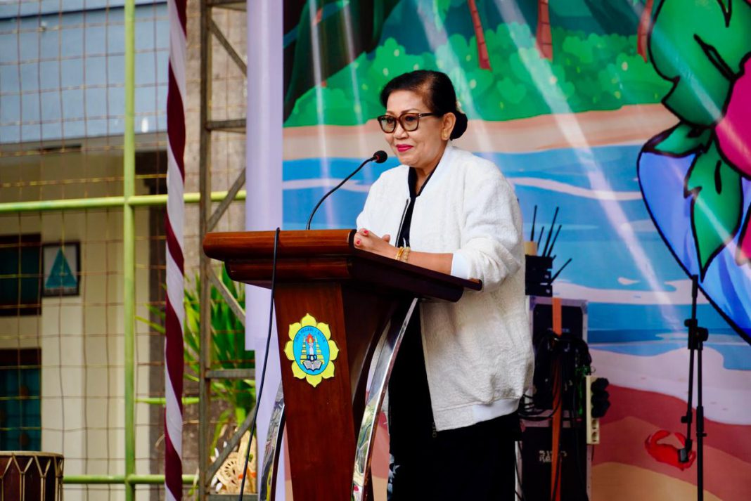 Ibu Putri Koster Ajak Siswa SMAN 1 Kuta Bangun Karakter Berprestasi dan Sadar Lingkungan