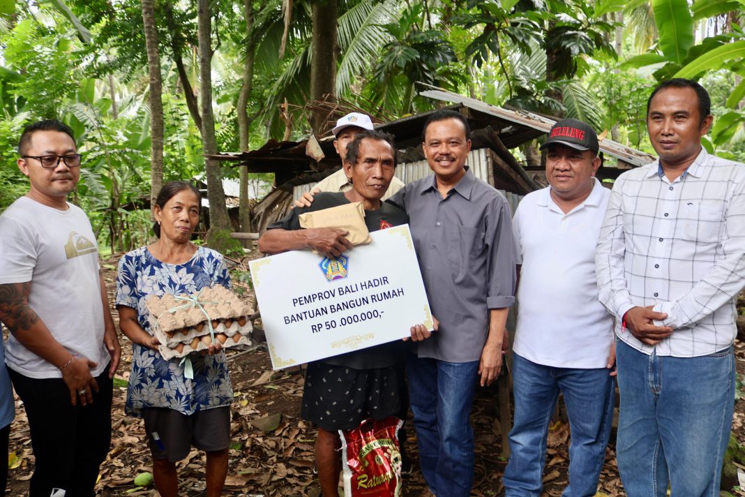Pemprov Bali Hadir, Serahkan Dua Bantuan Bangun Rumah dan Satu Bantuan Biaya Kesehatan