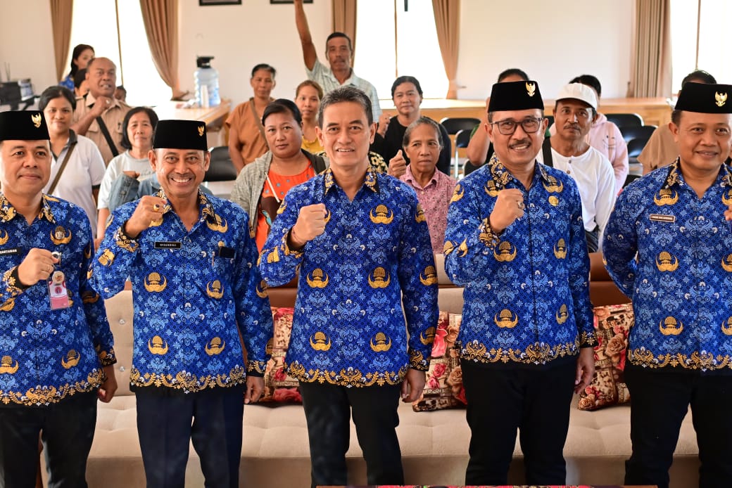 Wakil Bupati Buleleng Serahkan Puluhan Bantuan Sembako ke Masyarakat Baktiseraga