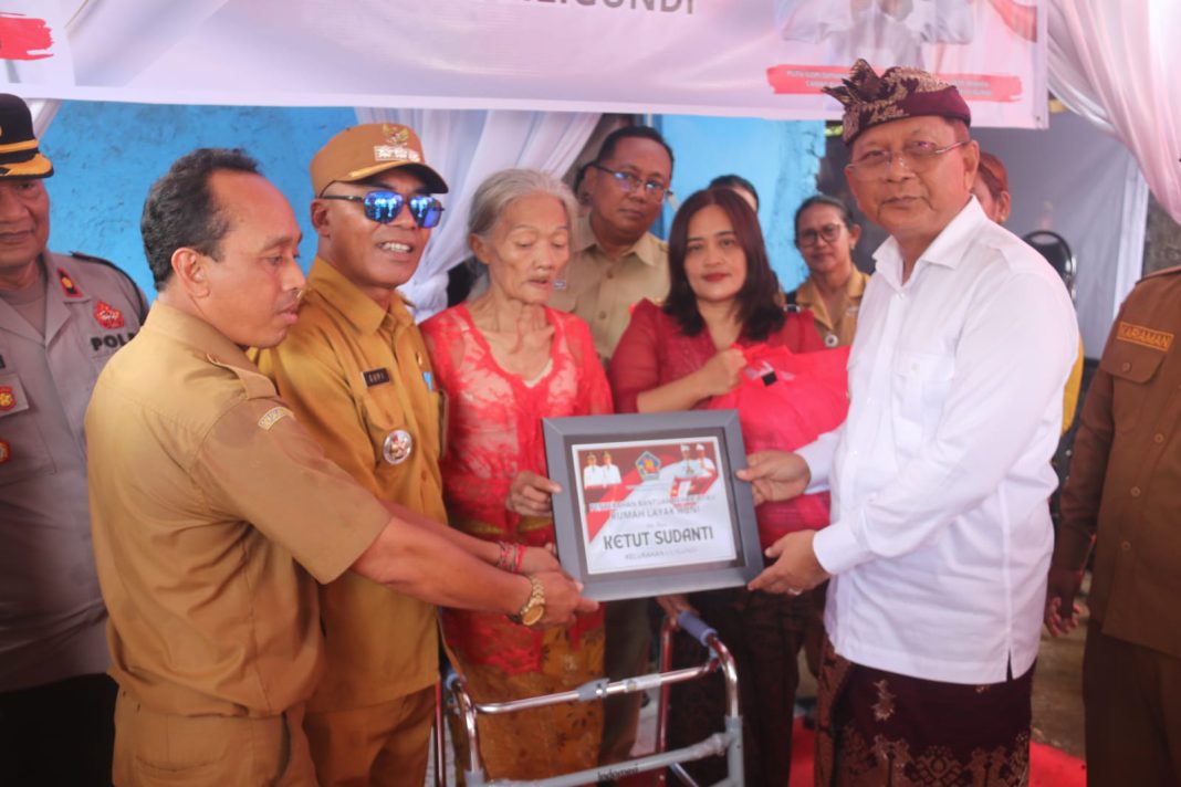 Momentum Hari Ibu, Pemkab Buleleng Rehab Rumah Warga Lansia di Kelurahan Liligundi