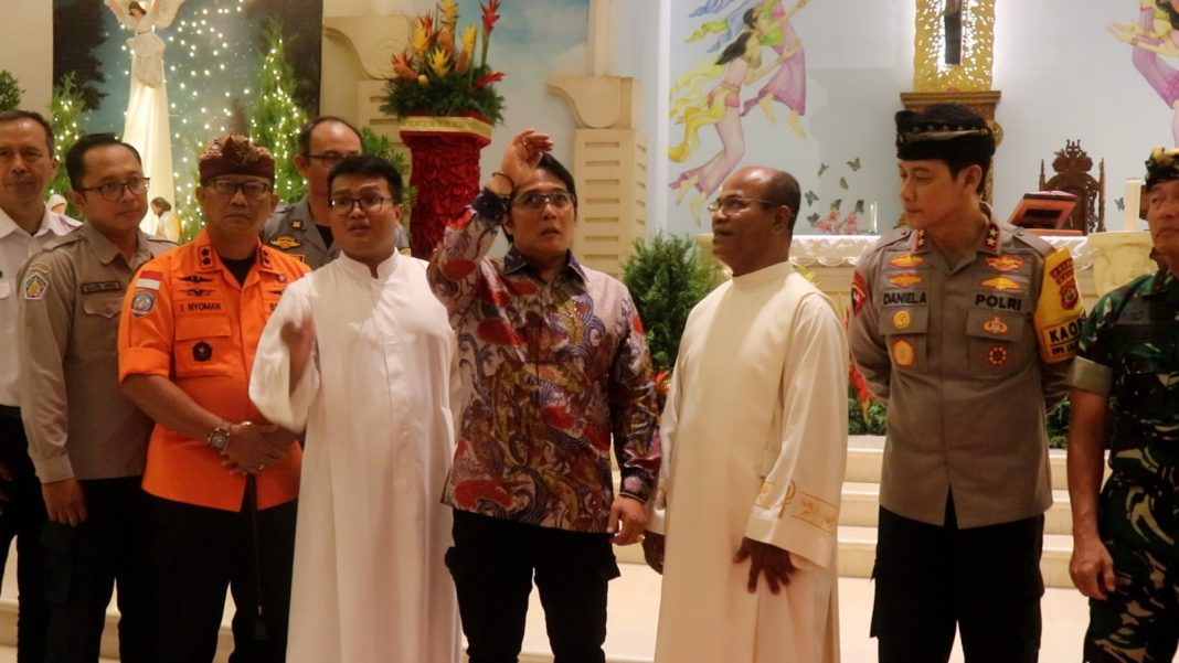 Wagub Giri Prasta Tinjau Pengamanan Malam Tahun Baru di Kuta, Situasi Bali Kondusif