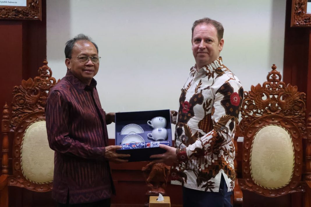 Gubernur Koster Terima Audiensi Wakil Dubes Inggris, Sepakat Perkuat Kerjasama Infrastruktur, Transportasi, Sampah, hingga Pendidikan