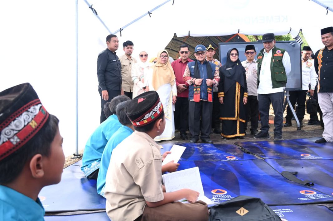 Mendikdasmen Tinjau Kelas Darurat dan Ajar Langsung Siswa di SMPN 22 Takengon Pascabencana