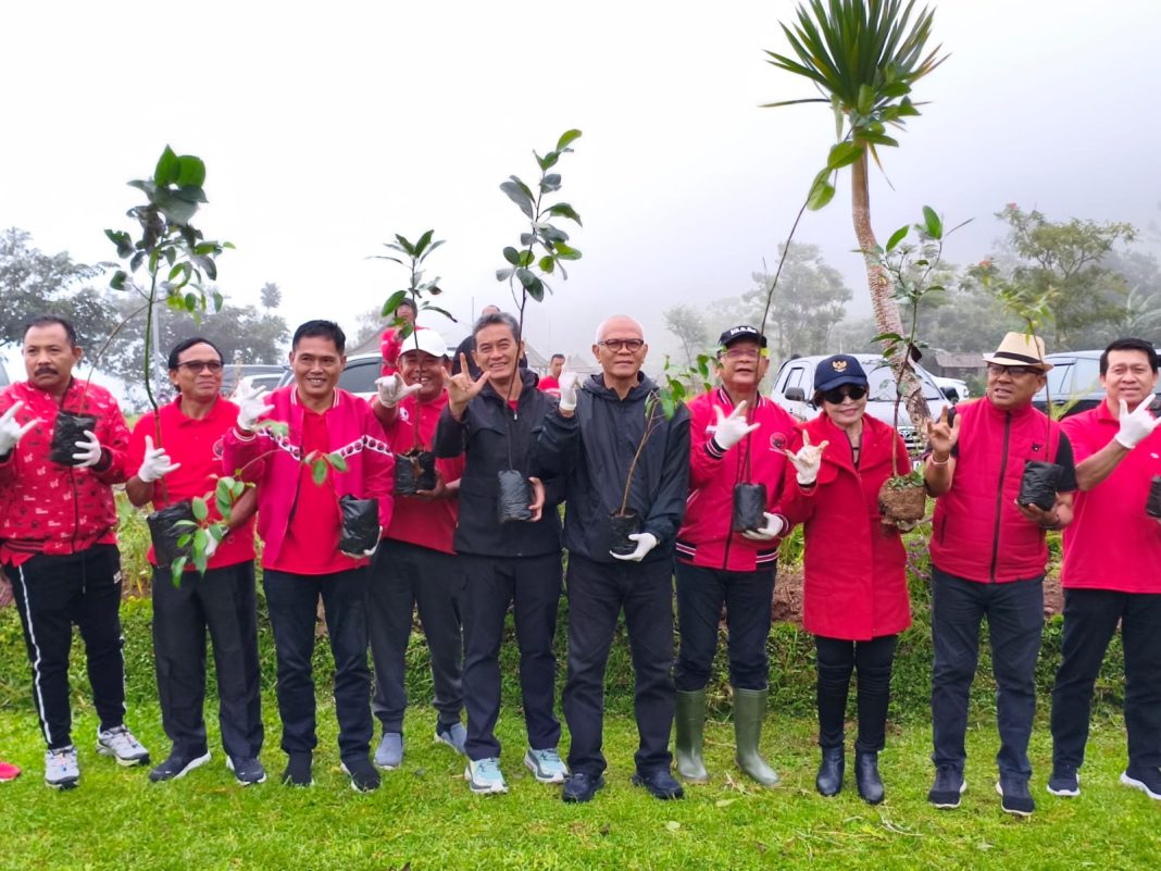 HUT ke-79 Megawati, PDIP Bali Merawat Pertiwi dengan Tanam Pohon dan Lepas Ribuan Ikan di Danau Buyan